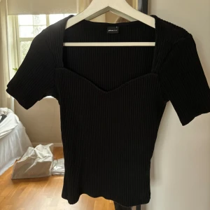Topp - Supersöt topp från Gina Tricot i storlek S
