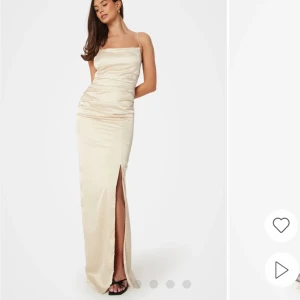 Klänning från Bubbleroom - Jag säljer nu min klänning som endast är andvänd 1 gång och det var till min bal. Storlek 36. Köpte för 1000 men säljer nu för 600. Pris kan också diskuteras! ❤️ Skriv för fler frågor! Står på hemsidan att det är färgen Cream.💕