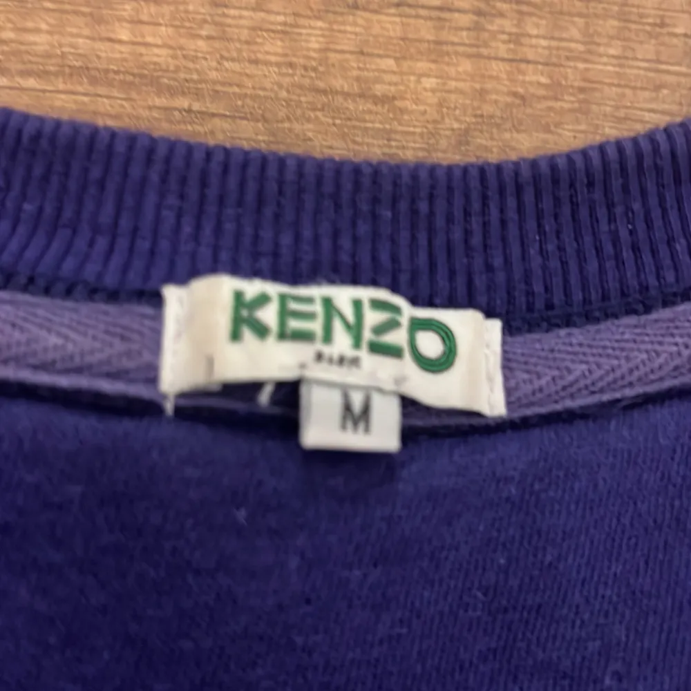 Säljer min kenzo tröja eftersom det är ej min stil. Den är i toppenskick och priset är ej hugget i sten🙌. Tröjor & Koftor.