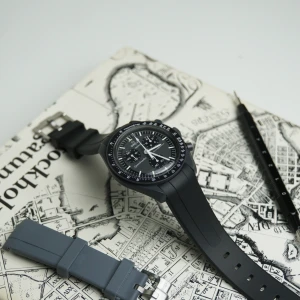 Band till Omega x Swatch Moonwatch - Mått: 120mm+78mm Material: Silikon, spänne i 304l  rostfritt stål Passar handleder: 13-19cm Lugbredd: 20mm
