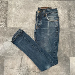 Nudie jeans - Nudie jeans i modellen grim tim. Skick 9/10. Storlek 30/34 passar 30/32. Tveka inte att kontakta mig vid fler bilder eller frågor!