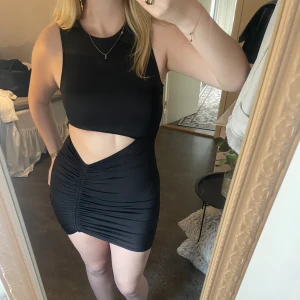 Klänning - Använt fåtal gånger, men den har inga defekter!💞 Såljer då den aldrig kommer till användning mer