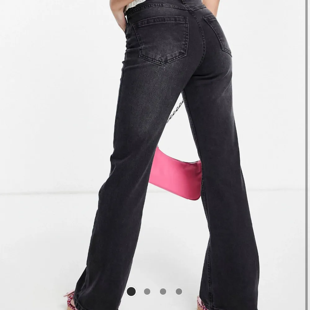 Svarta/Mörkgrå ljusare där bak så man får fin form. Längd ben: 73cm. Jeans & Byxor.