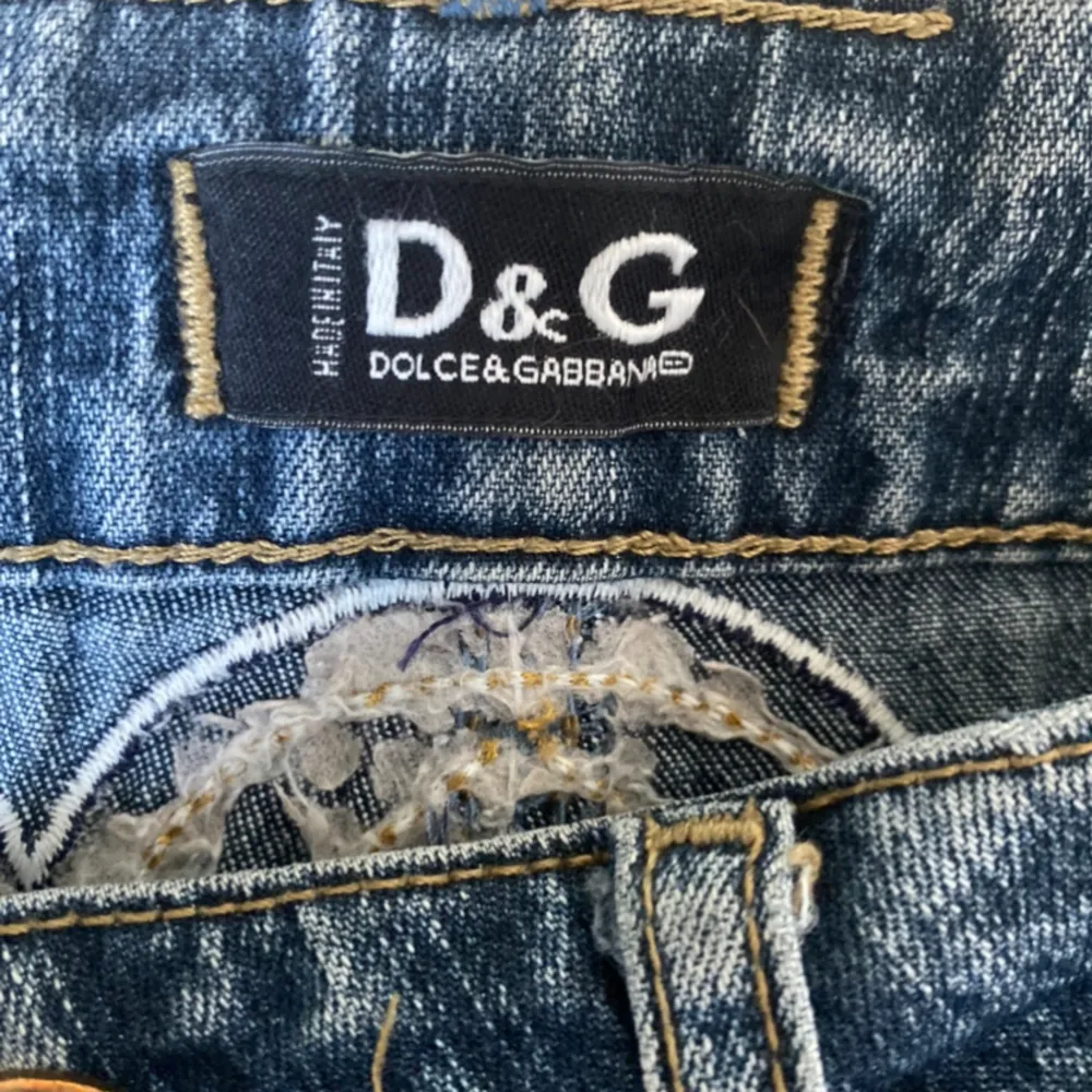 Lågmidjade jeans från Dolce & Gabbana i storlek 27. Jättebra skick   Innerbenslängd: 73 cm Midjemått mätt rakt över: ca 37 cm. Jeans & Byxor.