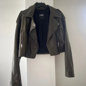 Skinnjacka - I bra skick. Är croppad i modellen, men har den i storlek XL och har vanligtvis M