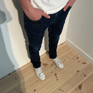 NUDIE JEANS - Nudie Jeans i slim fit | Skick: 8,5/10 | Strl: Sitter som W32 L34 | Modellen är 182cm | Vårt pris 349 kr | Hör av dig om du undrar någonting!