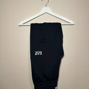 Armani byxor - Sparsamt använda byxor från Armani i storlek S som är del av sett och tröjan finns tillgängliga. Finns att hämta i Uppsala och Stockholm.