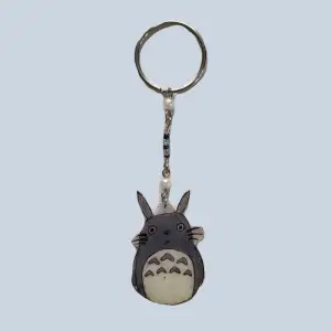 Söt totoro nyckelring av krympplast som man kan sätta på sin väska eller på nycklar.