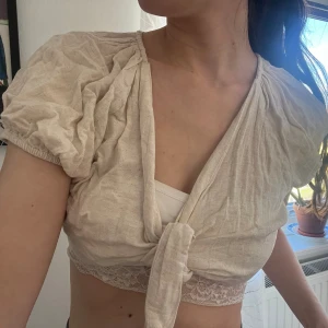 Nelly croptop - Söt croptop som man knyter. Kommer ifrån Nelly. 100% bomull men påminner om linne tyg.