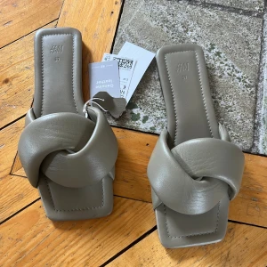 H&M sandaler - Helt nya sandaler, jättefina. Nypris 399kr