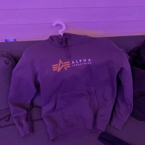 Alpha  industries  - Använd nån gång, har inte används mycket pga inte direkt min still så den känns som ny
