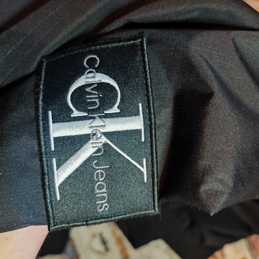 Säljer nu en Calvin Klein regn jacka pga av att Jag har 2 st. Den passar bra till hösten och till våren, den är storlek L och kanske passar någon med storlek M, den har ett ganska tunt material och den är helt oanvänd. (Priset ej hugget i sten). Jackor.