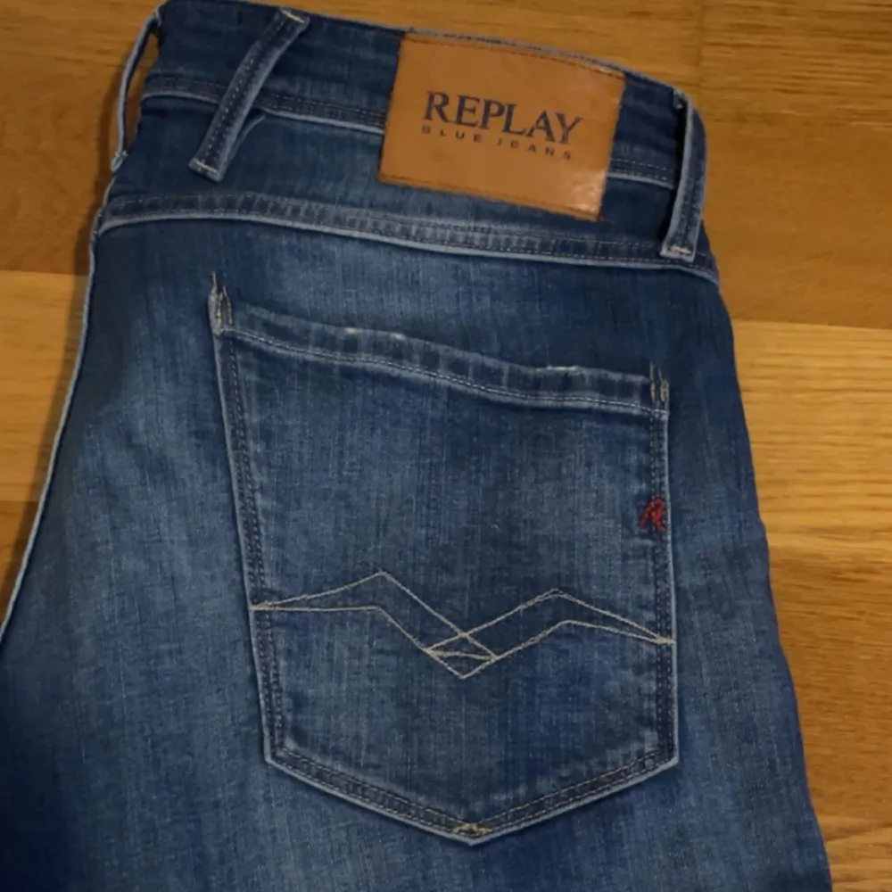 säljer dessa feta replay anbass med slitningar  skick10/10. Jeans & Byxor.