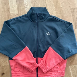 Adidas tracksuit jacka  - Stl S,  ngt större i stl. Nyskick!