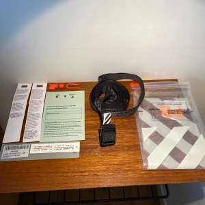 Off White Industrial Belt Black - Hej, säljer ett svart Off White bälte i fint skick. Passar de flesta.Slutsåld på hemsidan. Nypris runt 3000kr. Har allt OG förutom kvitto som slarvats bort. Inga skador. Hör av dig för fler bilder och info. Pris kan diskuteras vid snabb affär. Hörs! 