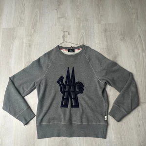 Moncler sweatshirt - Jag säljer min skit snygga moncler tröja som är knappt använd som jag har köpt på NK förra vintern för 4000kr storlek M. Tveka inte att skriv om de finns några frågor! Kvitto finns!