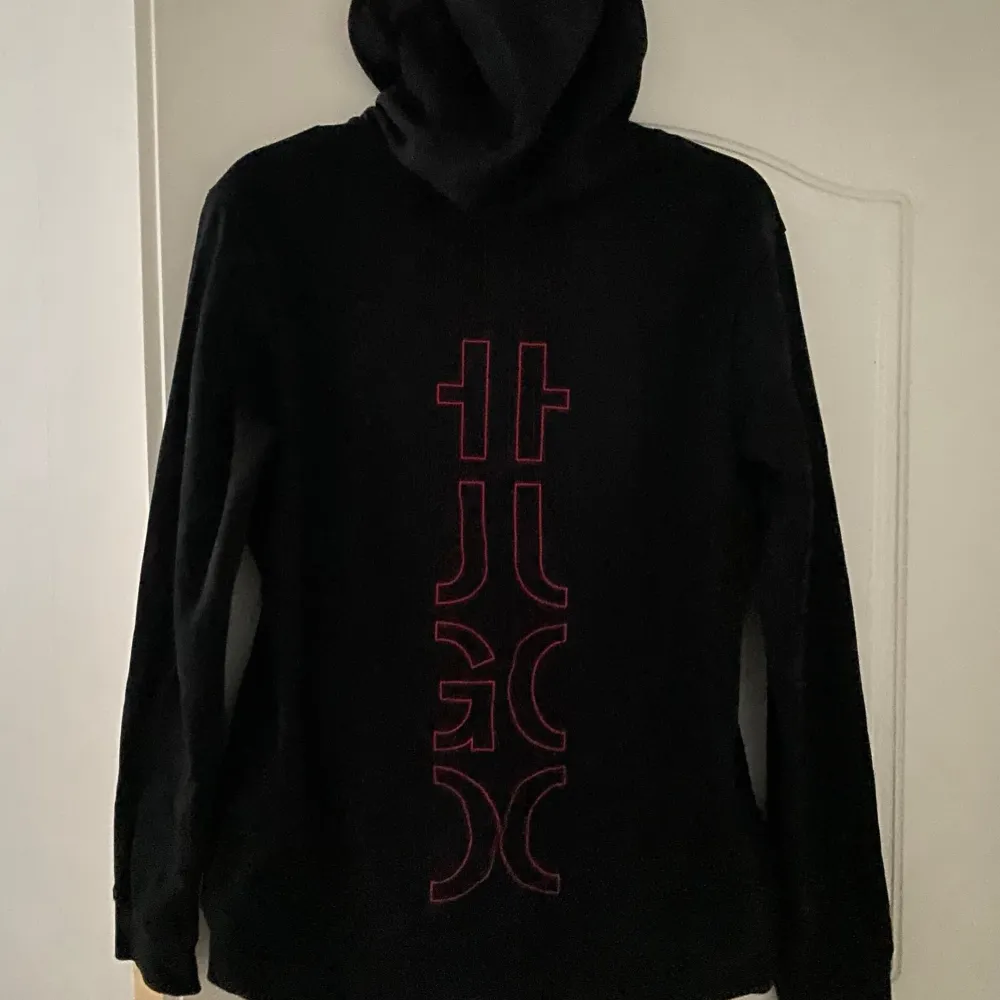 Tja, säljer min Hugo Boss hoodie. Skicket är 7/10. Vid fler bilder eller frågor så är det bara att höra av sig. Priset kan diskuteras. Aktiv 24/7👋⚡️. Hoodies.