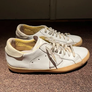 Philippe model skor - Säljer dessa Philippe model skor i grymt skick🤩, sjukt bra pris för de du får.  De är i storlek 41 men models brukar passa 0,5-1 storlek större 