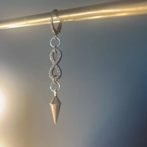 Infinity - Silver örhängen (har bara ett par), FÅR INTE KOMMA I KONTAKT MED VATTEN, det går också att köpa ett örhänge istället för ett par och det är såklart billigare❤️
