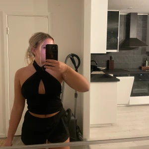 Svart topp - En snygg fest topp från Bikbok, köpt för några år sen men använd typ två gånger😅Skönt material och sitter där den ska🤗