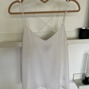 Linne - Linne med smala band  Storlek 34 