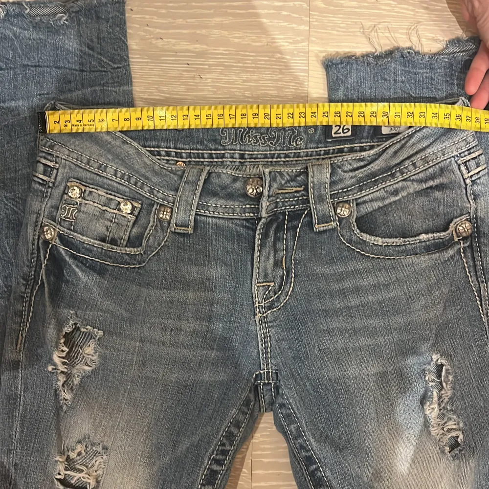 Säljer dessa supersnygga jeansen från miss me eftersom de är väldigt små för mig. De är Lågmidjade och utsvängda 💓💓 passar längden ca 160-165 och midjemåttet är 36cm rakt över (syns på bilden)💓. Jeans & Byxor.
