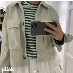 Jeansjacka från Zara - Säljer denna gröna jeansjacka från Zara!