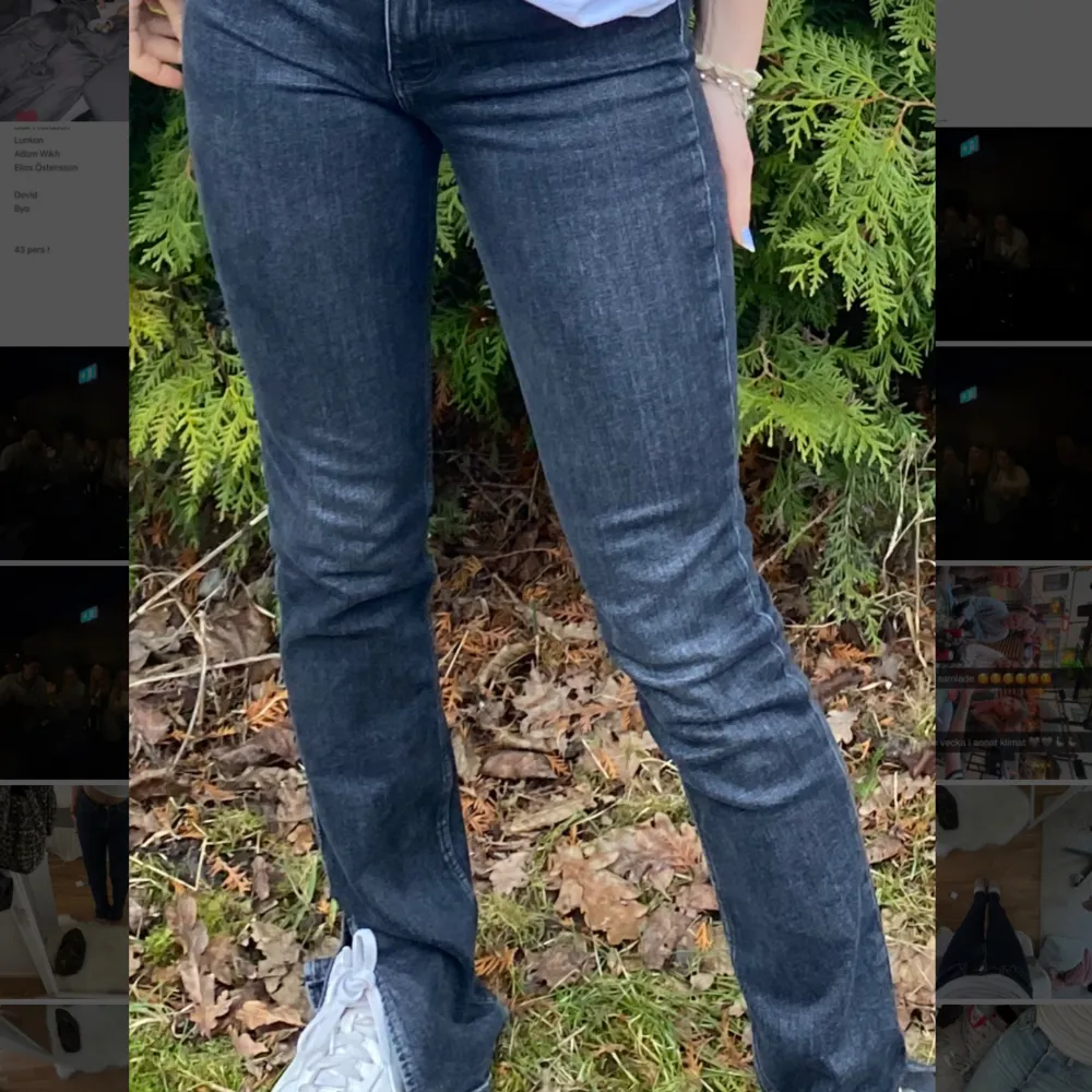 Snygga svarta jeans från Zara med en Slits. Storlek 36. . Jeans & Byxor.