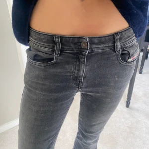Snygga Deiseljeans - Lågmidjade från Deisel som jag fick förra året som dessvärre blivit lite stora på mig. Jättenajs färg och passform
