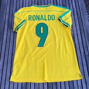 Säljer nu denna galet feta 1:1 Ronaldo tröjan, skick 9.5/10. Tänker mig runt 650 då den är svår att få tag på. Hög av er vid frågor!