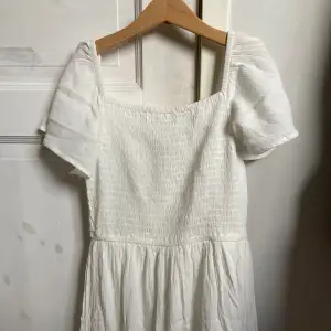 Detta är en vit klänning från kapphal, Den är bara använd 1-2 gånger och är som ny.  Den är igentligen i storleken 152 (barn) men passar fortfarande mig som har storlek 170 (barn) eller xs/s 