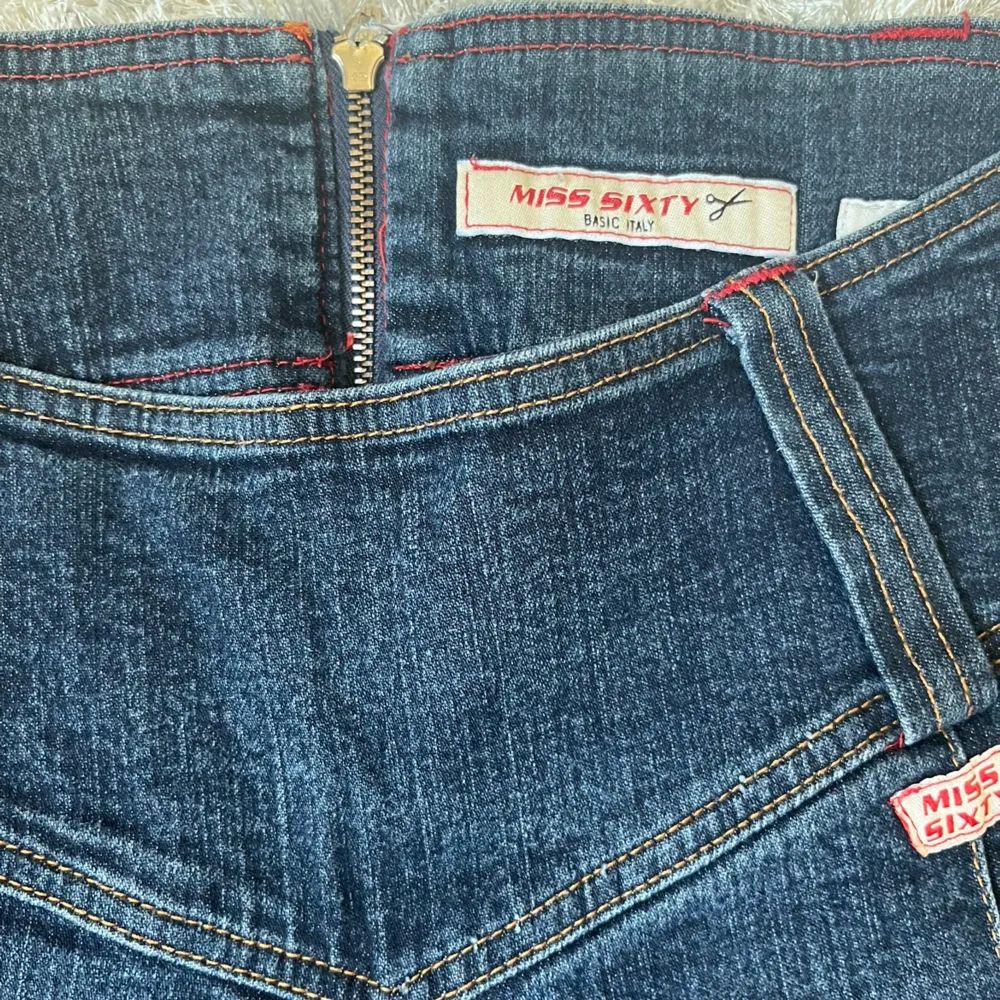 Säljer dessa lågmidjade jeans från Miss Sixty. Midjemått: 78cm Innebenslängd: 77cm. Har du någon fråga är det bara att höra av dig🫶🏻. Jeans & Byxor.
