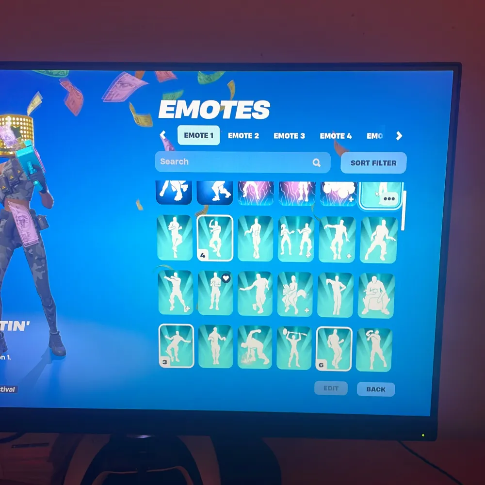 OG konto med ungefär 133 skins, 119 pickaxe, 97 gladers och 121 emotes. Övrigt.