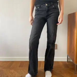 Jeans från zara i storlek 34, jag är 168 och de e bra i längden för mig. 