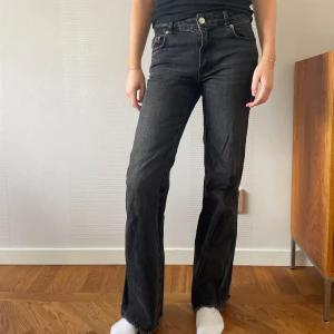 Zara jeans - Jeans från zara i storlek 34, jag är 168 och de e bra i längden för mig. 