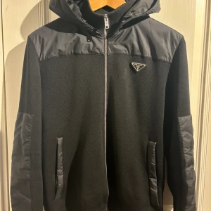 Prada cardigan  - Säljer Min sjukt Snygga och unika Cardigan, Perfekt Nu till våren och även i Höst! Storlek 46 Som motsvarar S mindre M.  Inga skavanker förutom ett litet pinhole (Se bild) Givetsvis Äkta, Inga tillbehör SJUKT svåra att få tag på. Långt under retail 