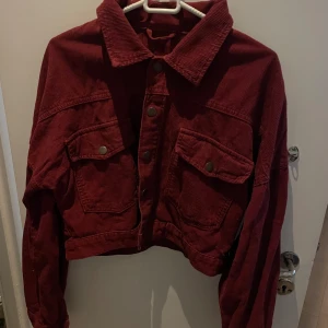Vinröd vårjacka - Cool och snygg vårjacka i Manchester