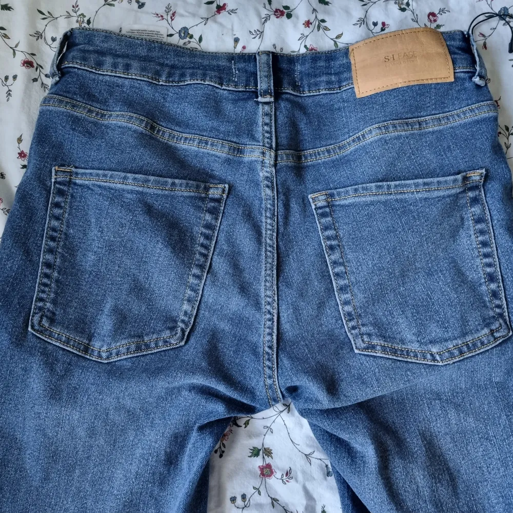 Snygga jeans i modellen straight. Okänt märke, men gissar att den går runt 100kr 💖💖. Jeans & Byxor.