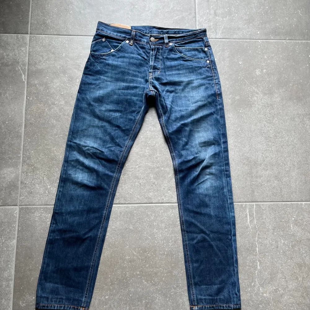 Dondup jeans av modellen Sammy, dvs slim/straight fit, cond 9/10. Jeans & Byxor.
