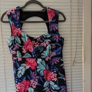 CHM blommig klänning mörkblå/flerfärgade klänning ,36/38 - Mycket fint klänning med flerfärgade, sommarklänning  Har endast provat,i nyskick  Normal i storleken  Längden  ca 89 Bredd 36/37 Material är polyester och Elastan  Postar mellan 1-3 dagar efter köpet För flera bilder kontakta mig 