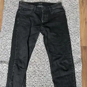 snygga svarta jeans från jack and jones. knappt använda i storlek 31-32