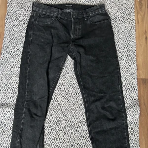 Svarta jeans - snygga svarta jeans från jack and jones. knappt använda i storlek 31-32
