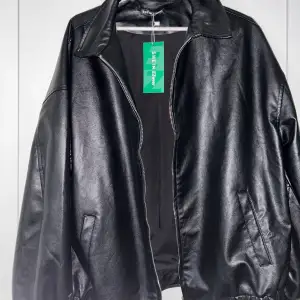 Säljer denna jacka från shein  Köpt för 400 