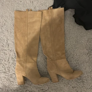  Höga stövlar klack  - Inte använt på ett tag 