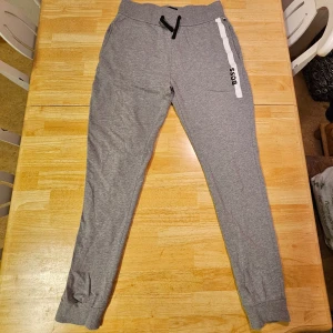 Hugo Boss byxor  - Fint skick, använda vid några tillfällen. Sedan legat i garderoben. Tunna byxor. 2 sidofickor, ingen ficka bak.