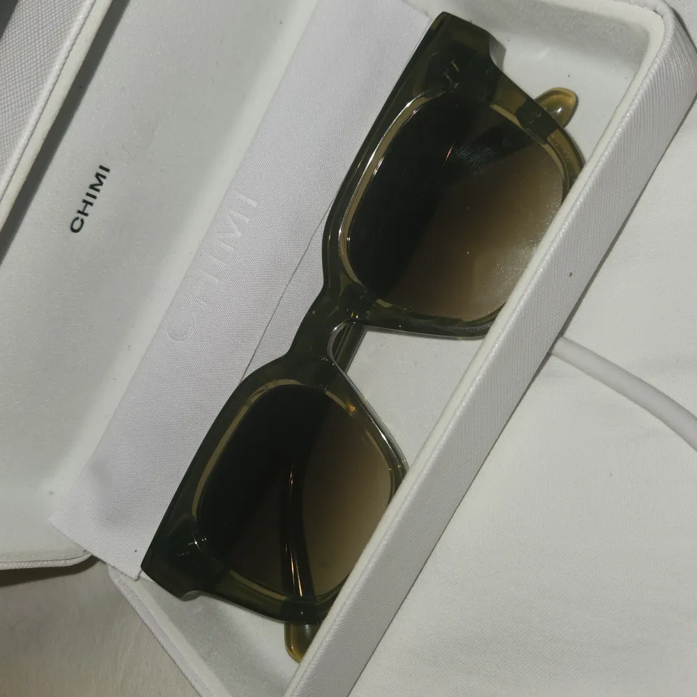 Chimieyewear solglasögon i mörkgrön och i modellen 04❤️Supersnygga och fint skick! Nyskick kostar 1350kr jag säljer för 750kr❤️. Accessoarer.