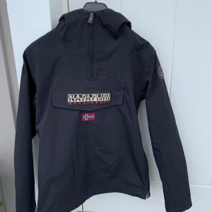 Napapijri  - Napapijri anorak jacka i strl 162/14år Den är i nyskick 