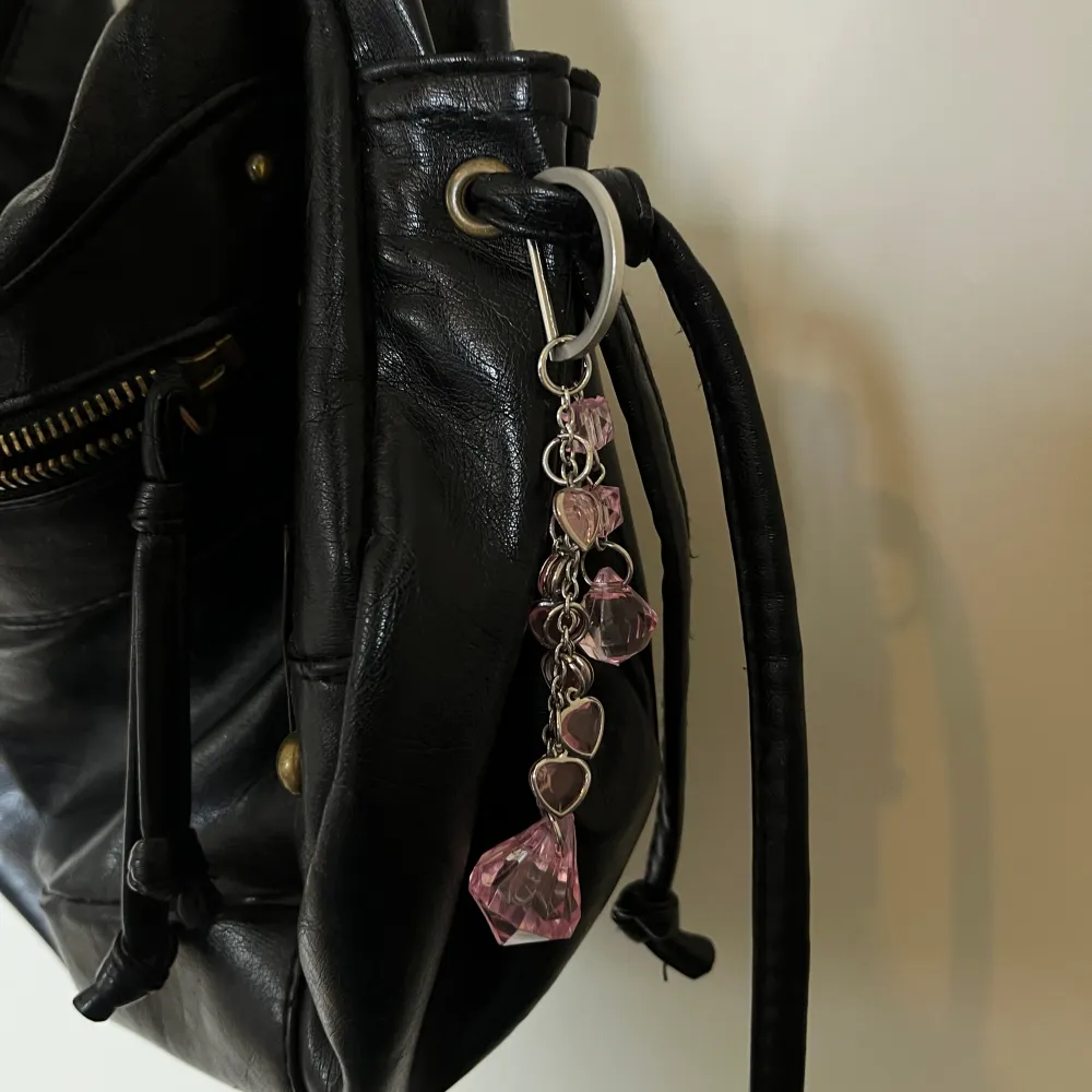 Ett rosa smycke som passar jättebra att sätta på väskan! . Accessoarer.
