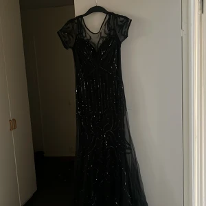 Bröllops klänningen  - Paljett ,tyll klänning,svart färg , det har används engång.