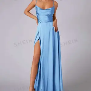 Balklänning Väldigt fin blå färg. Inga egna bilder då klänningen är för stor Aldrig använt, lapp finns kvar.